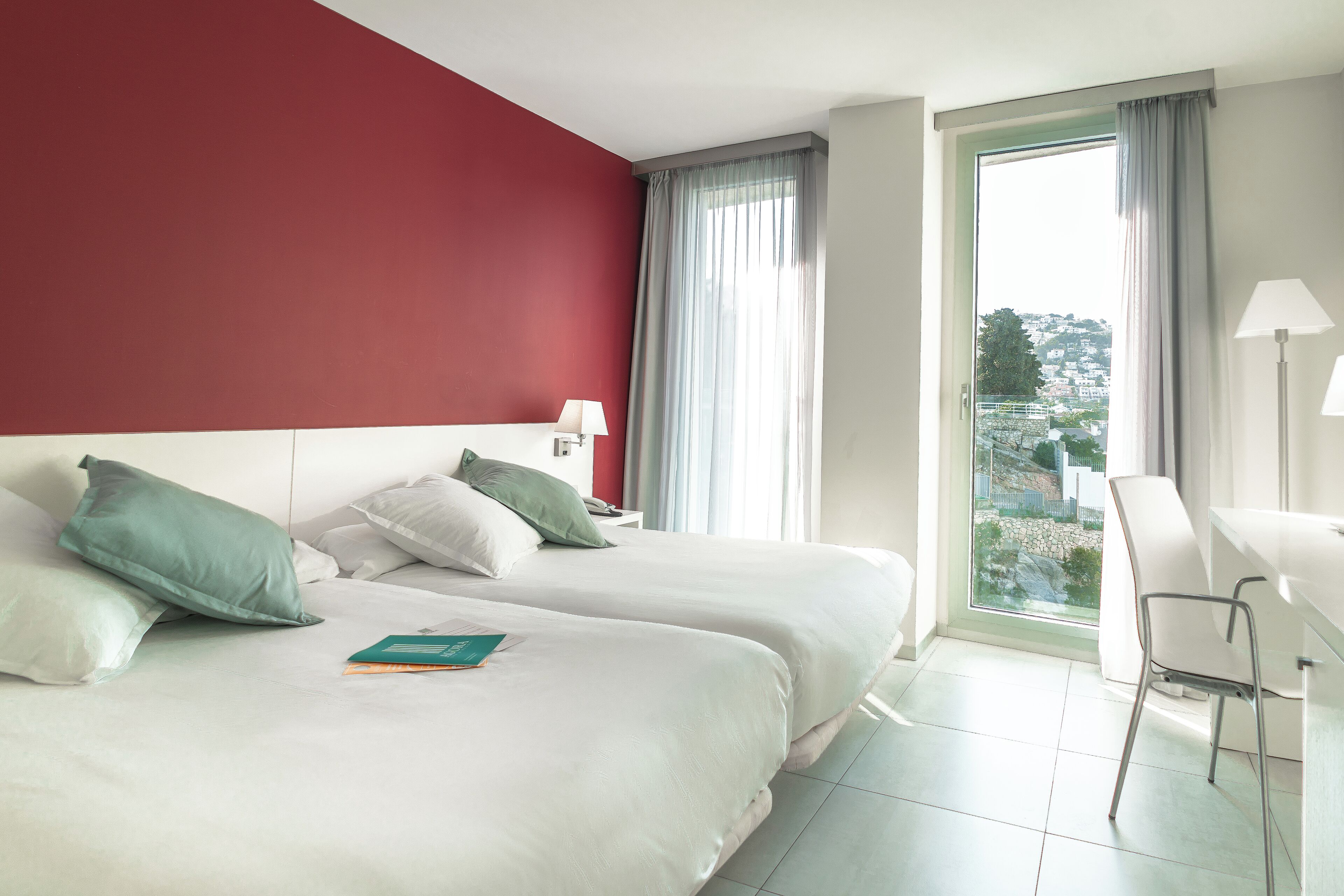 Minibar, caja de seguridad en la habitación y escritorio 