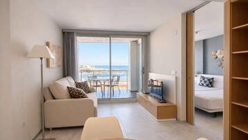 Minibar, caja de seguridad en la habitación y escritorio