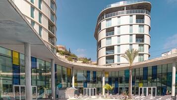 Indoor pool, seasonal outdoor pool, pool loungers