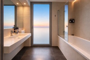 Separate tub and shower, jetted tub, free toiletries, hair dryer - Palladium Hotel Peñíscola (Peniscola)