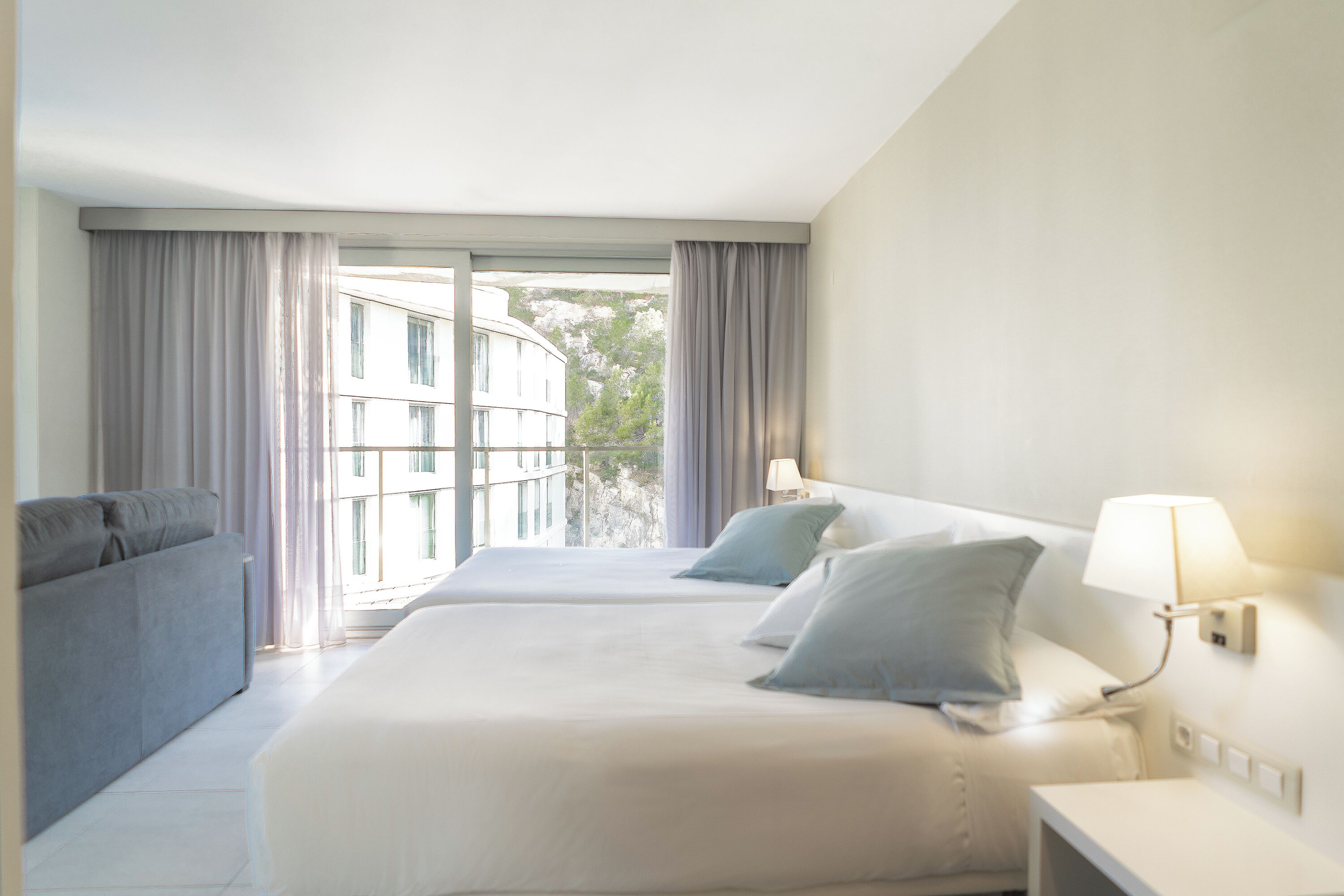 Een minibar, een kluis op de kamer, een bureau, verduisterende gordijnen