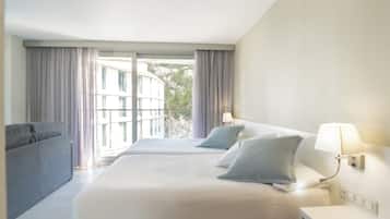 Een minibar, een kluis op de kamer, een bureau, verduisterende gordijnen