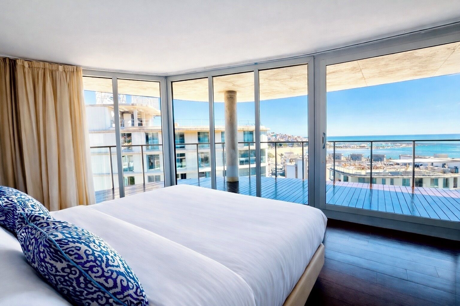 Suite, terrasse (Master Jacuzzi) | Minibar, coffres-forts dans les chambres, bureau, rideaux occultants
