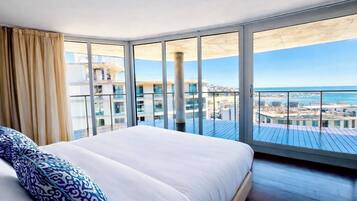 Suite, terrasse (Master Jacuzzi) | Minibar, coffres-forts dans les chambres, bureau, rideaux occultants