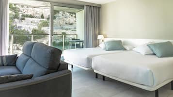 Minibar, caja fuerte, escritorio y cortinas opacas