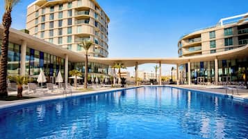 Alberca techada, alberca al aire libre por temporada y camastros