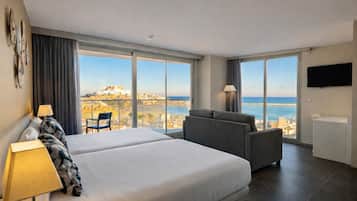 Minibar, caja de seguridad en la habitación y escritorio