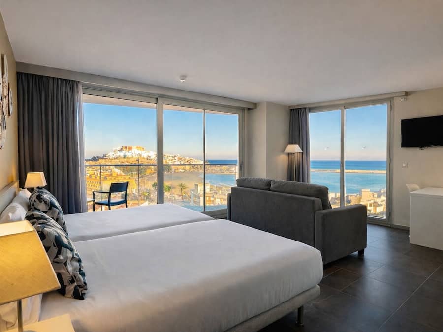 Minibar, safe på rommet, skrivebord og blendingsgardiner