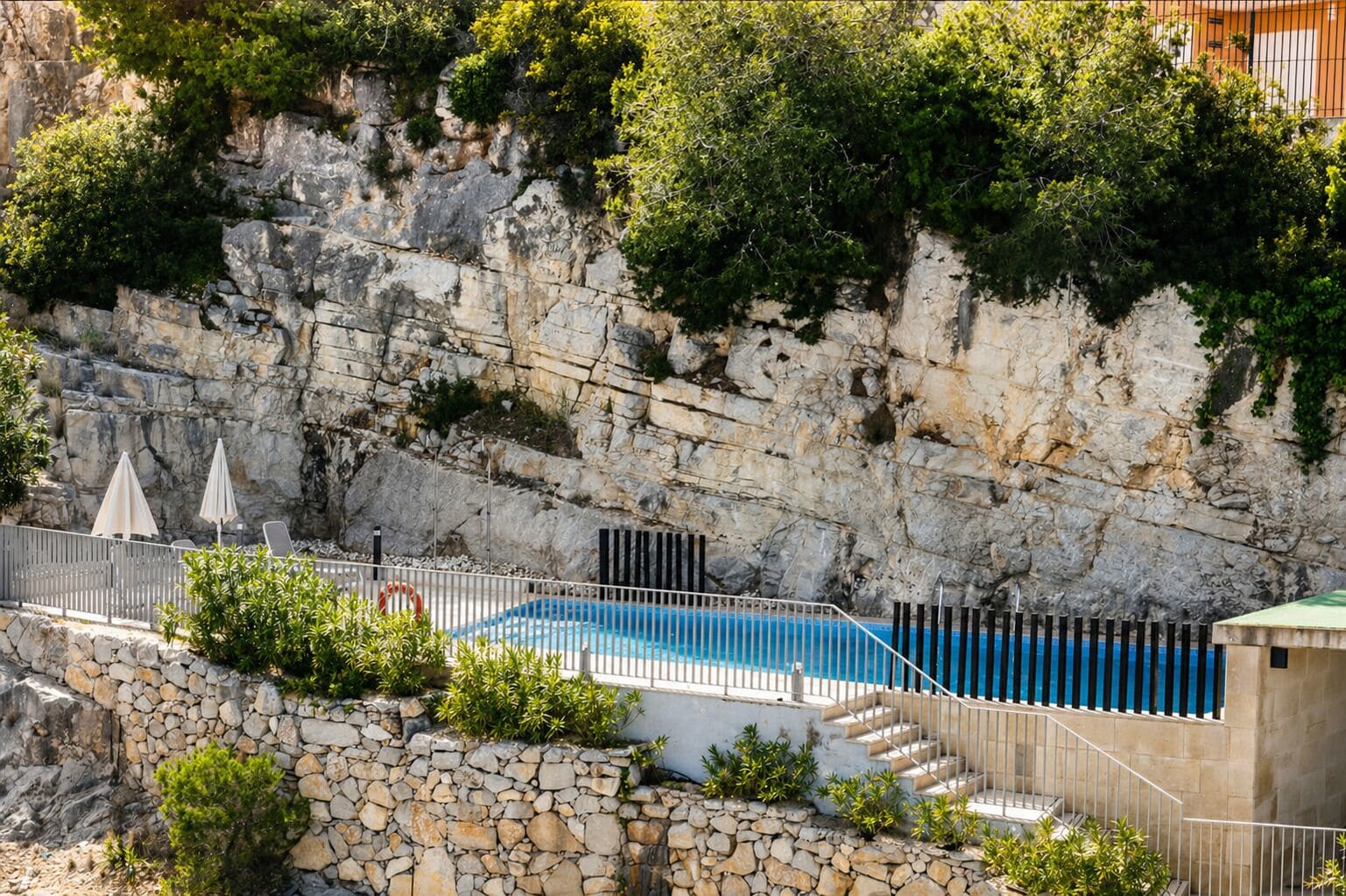 Una piscina cubierta, una piscina al aire libre de temporada, tumbonas