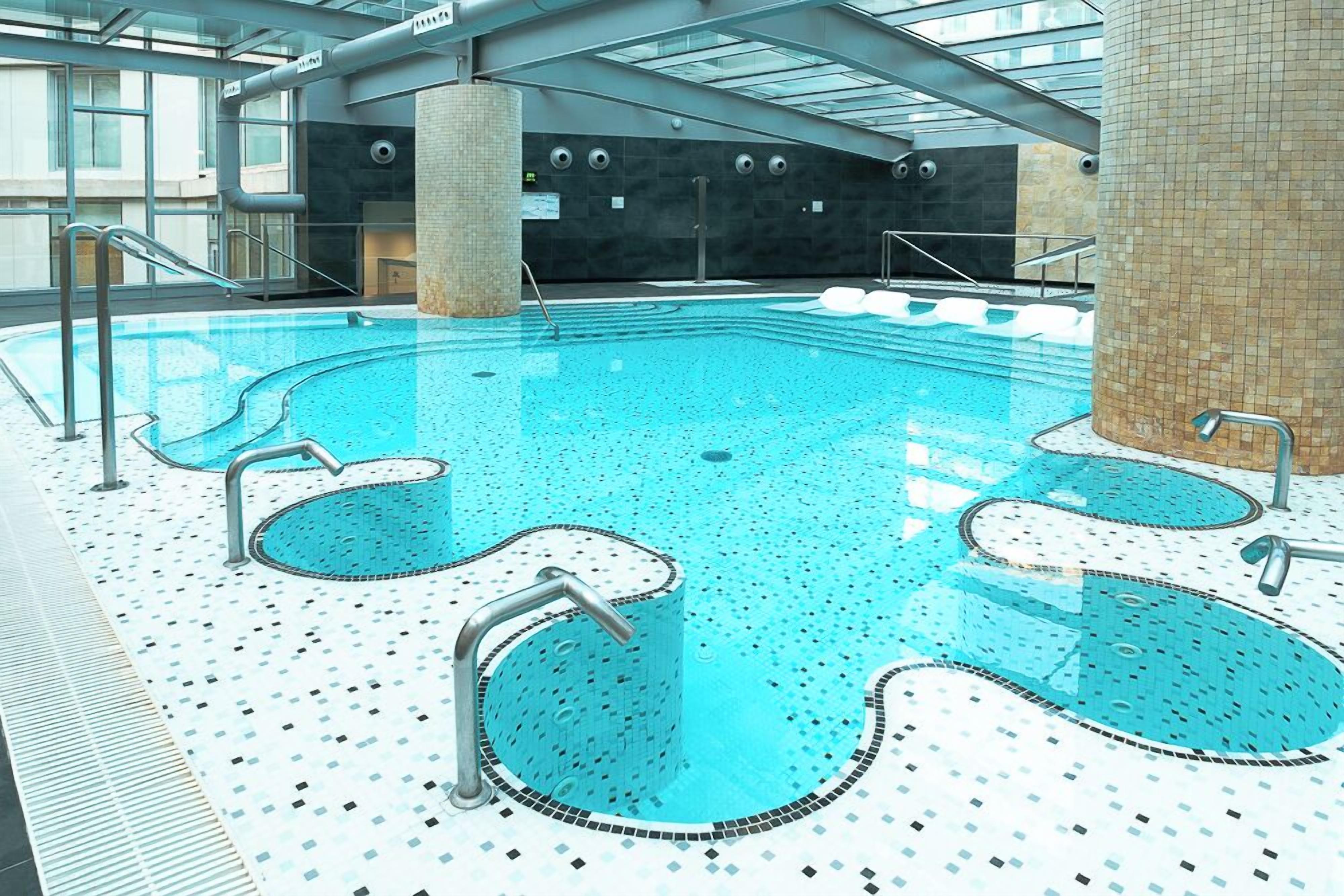 Innendørsbasseng, sesongbasert utendørsbasseng og solsenger