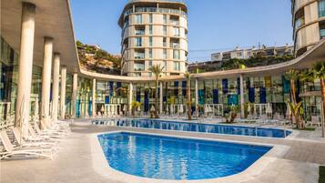 Piscine couverte, piscine extérieure (ouverte en saison)