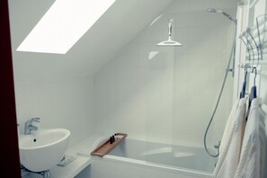 Suite Premium, baño privado, vistas al jardín | Baño | Toallas