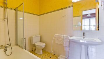 Kamar Double Standar | Kamar mandi | Kombinasi shower/bathtub, bathtub besar,  dan perlengkapan mandi gratis