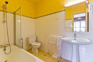 Standard Double Room | Bathroom | Combined shower/bathtub, deep-soaking bathtub, free toiletries