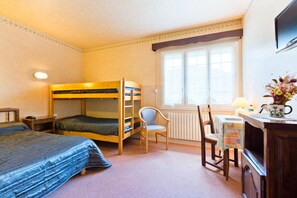 Standard-Doppelzimmer | Individuell dekoriert, individuell eingerichtet, Schreibtisch