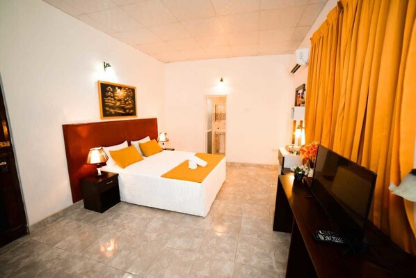 Standard Triple Room, 1 Queen Bed, Accessible, Smoking