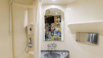 Työpöytä, silitysrauta/-lauta, ilmainen Wi-Fi, vuodevaatteet