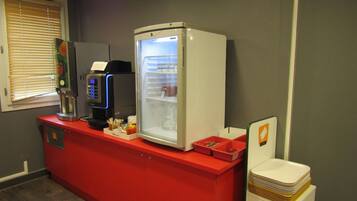 朝食 (ビュッフェ)、毎日提供 (1 名様 5.90 EUR)