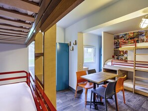 Skrifborð, straujárn/strauborð, ókeypis þráðlaus nettenging, rúmföt