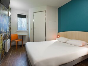 Habitación, 1 cama doble, baño privado (Cabrio) | Espacio para trabajar con un portátil y tabla de planchar con plancha