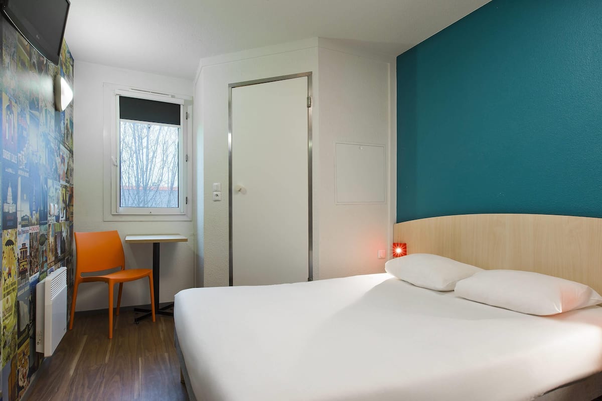 Chambre, 1 lit double, salle de bain privée (Cabrio) | Bureau, fer et planche à repasser, accÚs au Wi-Fi (inclus)