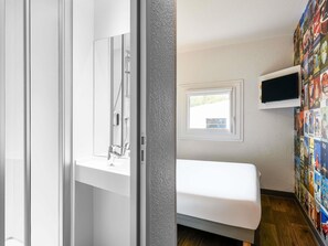 Espacio para trabajar con un portátil y tabla de planchar con plancha