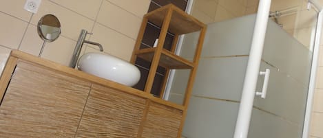 Family Suite, 3 Bedrooms | Bathroom | Shower, free toiletries, hair dryer, bidet