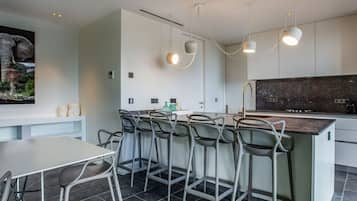 Kompor, mesin pencuci piring, dan mesin pembuat kopi/teh