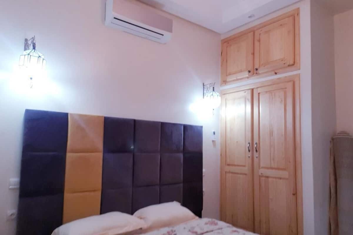 Standard-Apartment, Balkon | Laptopgeeigneter Arbeitsplatz, Bügeleisen/Bügelbrett