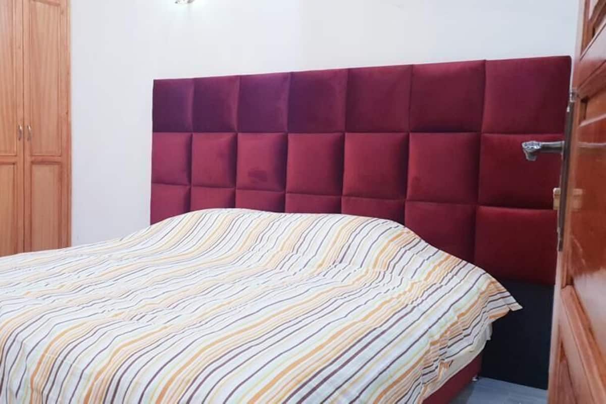Familienapartment, Terrasse | Laptopgeeigneter Arbeitsplatz, Bügeleisen/Bügelbrett