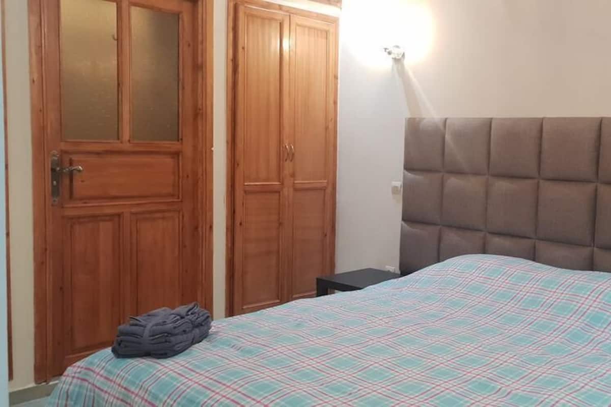 Familienapartment (Ground Floor) | Laptopgeeigneter Arbeitsplatz, Bügeleisen/Bügelbrett