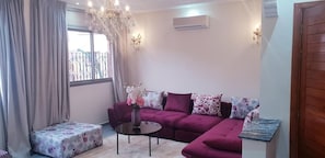 Appartement Standard, balcon | Salle de séjour | Téléviseur connecté