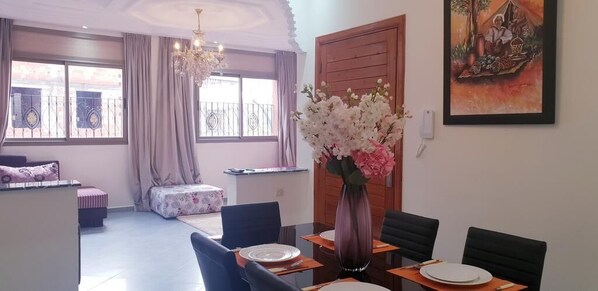 Appartement Standard, balcon | Repas dans la chambre