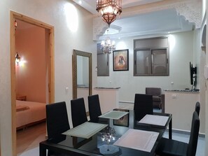 Standard-Apartment, Balkon | Essbereich im Zimmer