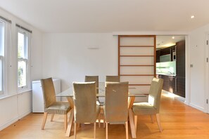 Superior Apartment, 3 Bedrooms, Non Smoking, City View | In-room dining