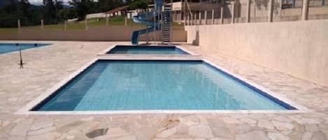 3 piscines extérieures