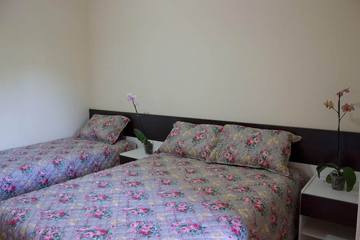 Quarto Triplo | Minibar, desk, free WiFi, bed sheets