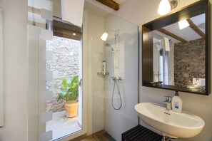 Shower, hair dryer, towels, soap - Happy People Ramblas Harbour   (Barcelona)