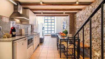 Fridge, microwave, stovetop, dishwasher
