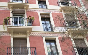Front of property - Happy People Ramblas Harbour   (Barcelona)