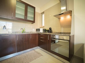 Appartement, 2 chambres (1) | Coin cuisine privé | Grand réfrigérateur, micro-ondes, four, plaque de cuisson