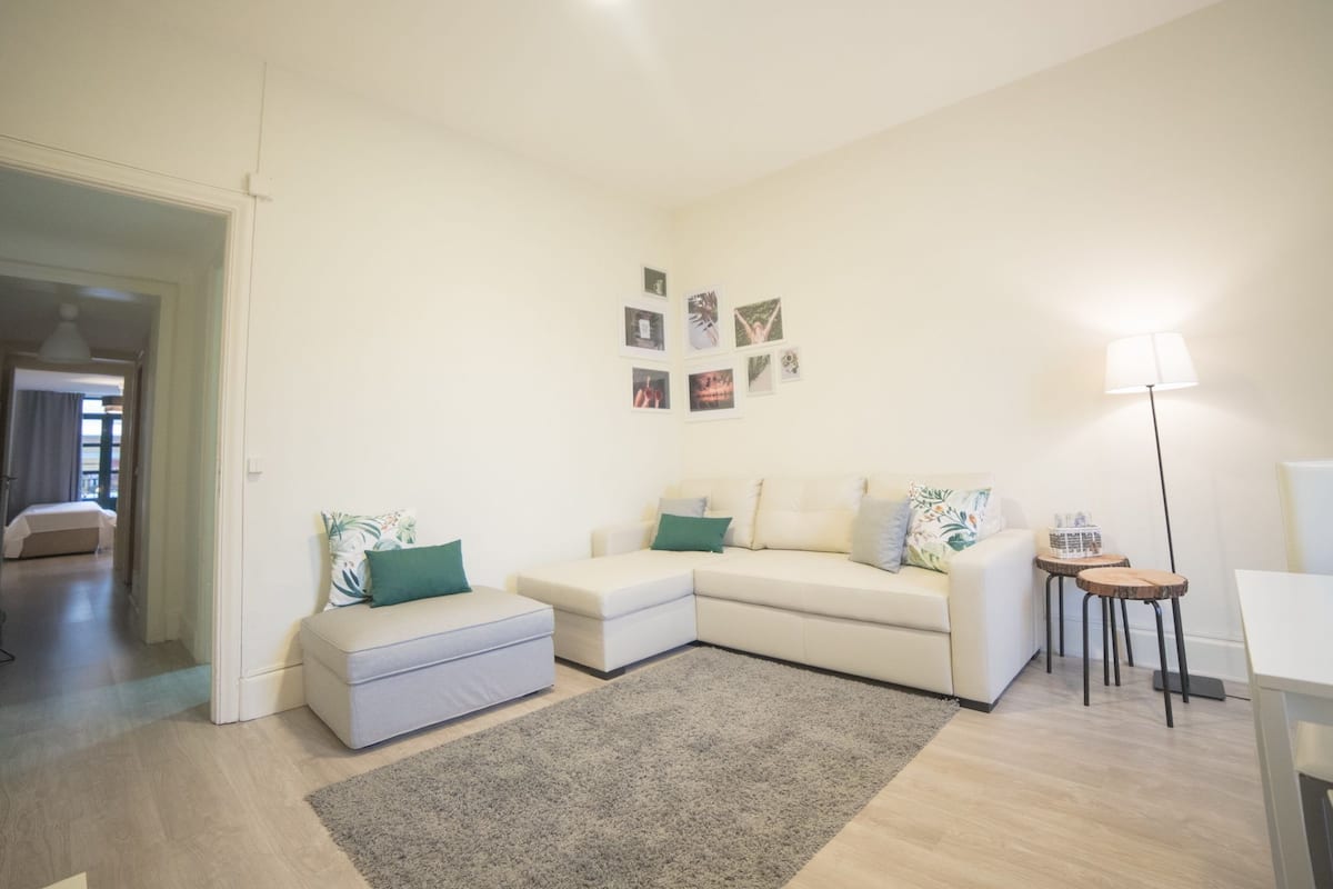 Apartamento, 2 quartos (2) | Sala de estar | TV de tela plana