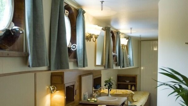 Luxury Cabin, Multiple Beds, Smoking, Canal View | Individually decorated, individually furnished, bed sheets - Le Papillon Luxury Canal Barge (Dijon)