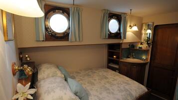 Kahden hengen classic-huone (kaksi sänkyä), 1 parisänky, tupakointi kielletty, näköala kanavalle | Yksilöllisesti sisustettu, yksilöllisesti kalustettu, vuodevaatteet