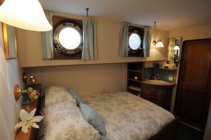 Habitación clásica con 2 camas individuales, 1 cama matrimonial, para no fumadores, vista al canal | Decoración personalizada, muebles diferentes y ropa de cama 