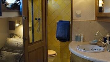 Luksusmökki, useita sänkyjä, tupakointi sallittu, näköala kanavalle | Kylpyhuone | Tohvelit, pyyhkeet