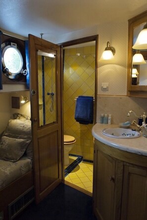 Baita Luxury, letti multipli, fumatori, vista canale | Bagno | Pantofole, asciugamani