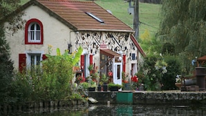 Exterior detail - Le Papillon Luxury Canal Barge (Dijon)