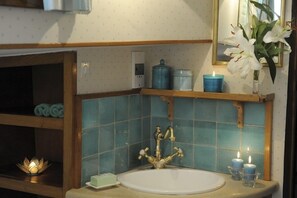 Camera Classic con 2 letti singoli, 1 letto matrimoniale, non fumatori, vista canale | Lavandino