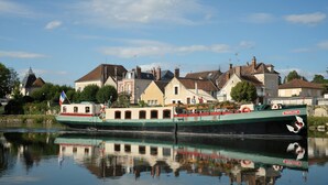 Lake - Le Papillon Luxury Canal Barge (Dijon)